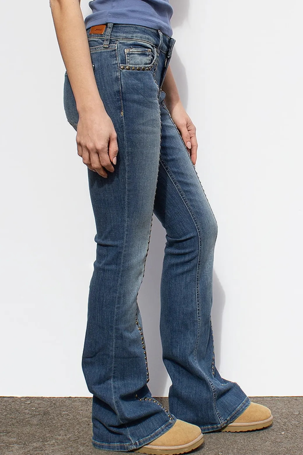 Jeans flare con borchie