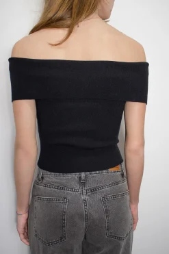 T-shirt off shoulders