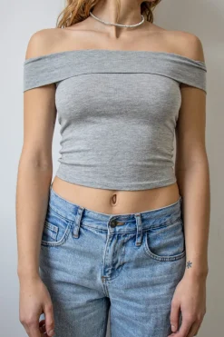 T-shirt off shoulders