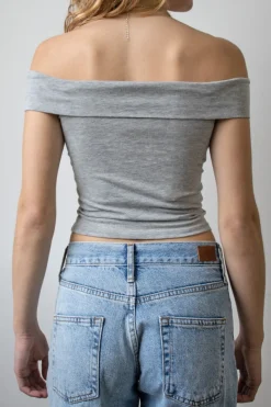 T-shirt off shoulders