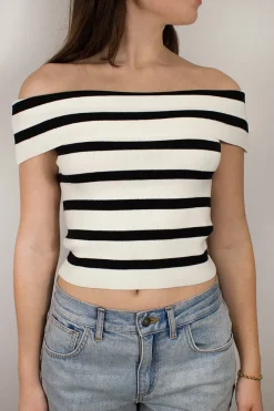 T-shirt off-shoulders